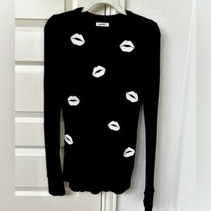 Small Lip Long Sleeve